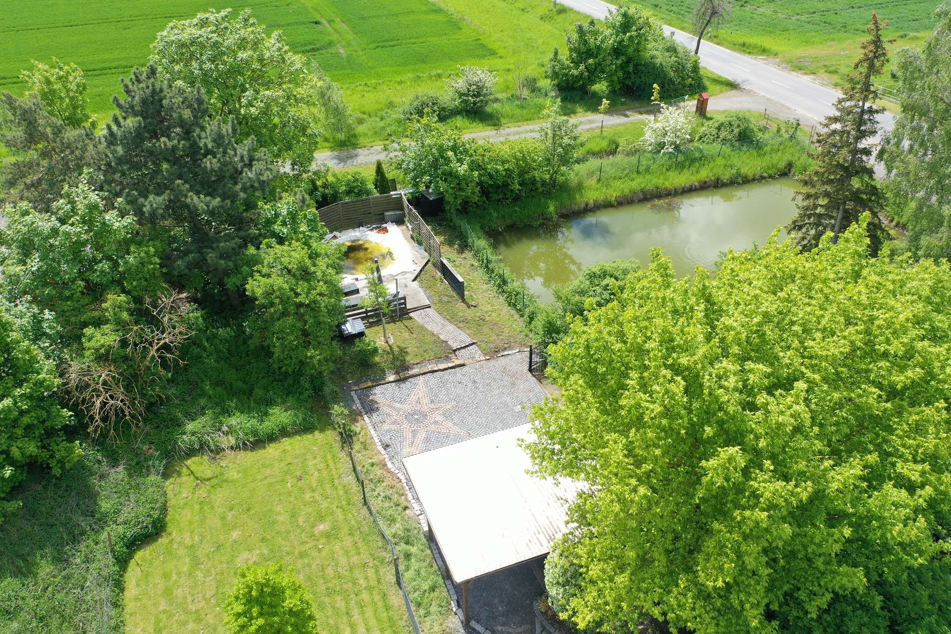 Luftbild Carport, Pool