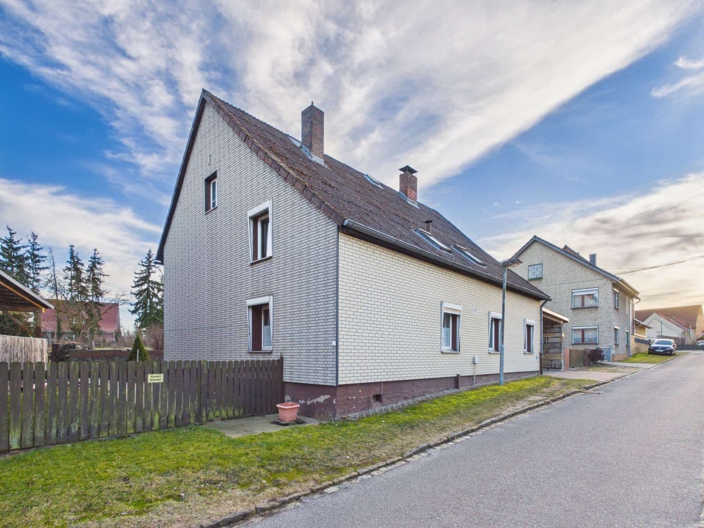 Seitenansicht des Hauses in ruhiger Wohnlage