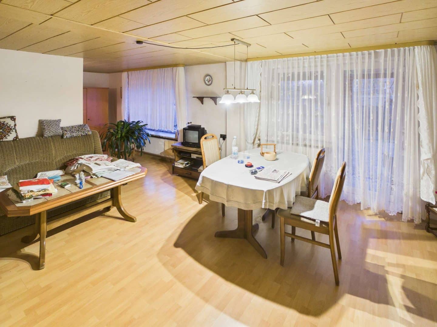 Großzügiges Wohnzimmer mit Essbereich