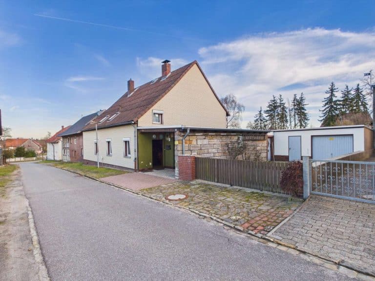 Straßenansicht mit Hofzufahrt und Garage