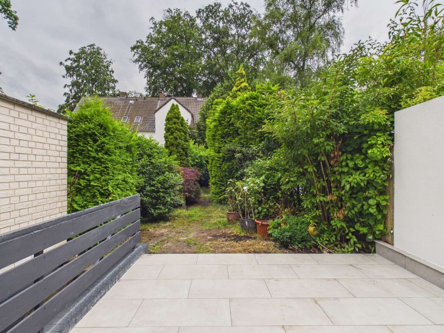 Terrasse mit direktem Übergang in den privaten Gartenbereich