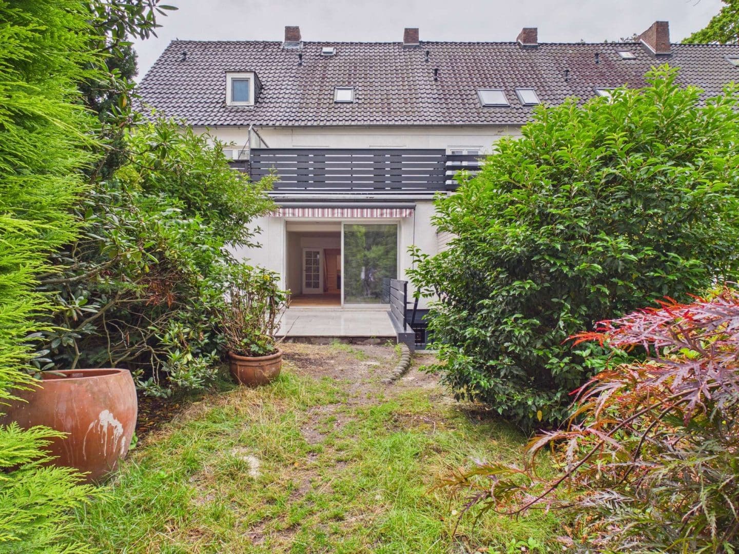Privater Gartenbereich mit Terrasse und gewachsenem Grün