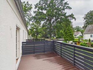Großzügige Dachterrasse mit Blick in das grüne Umfeld