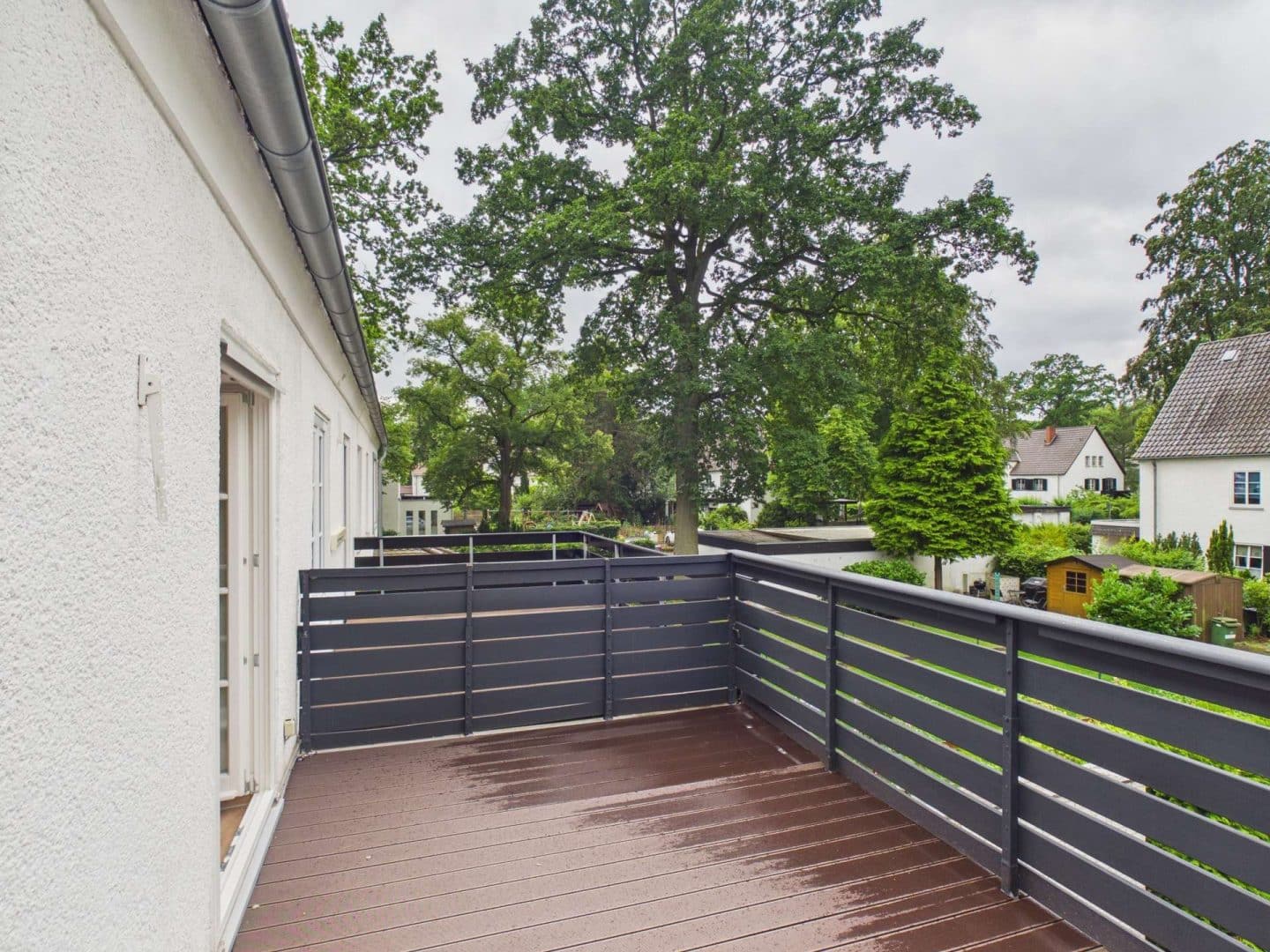 Großzügige Dachterrasse mit Blick in das grüne Umfeld