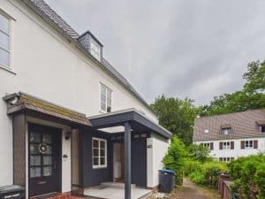 Repräsentativer Eingangsbereich des modernisierten Reihenhauses