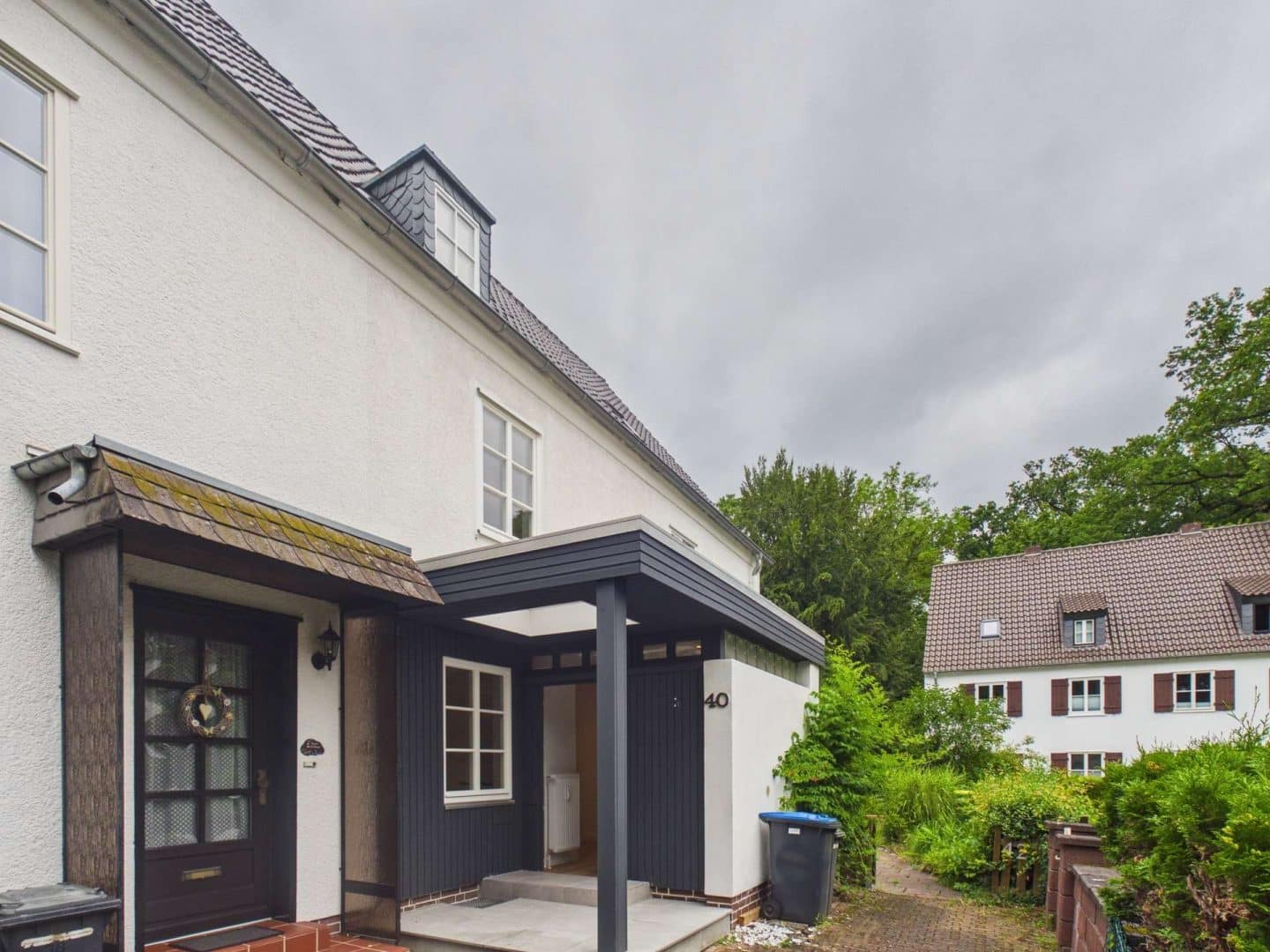 Repräsentativer Eingangsbereich des modernisierten Reihenhauses