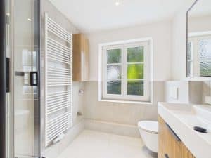 Modernisiertes Bad mit Fenster und Dusche