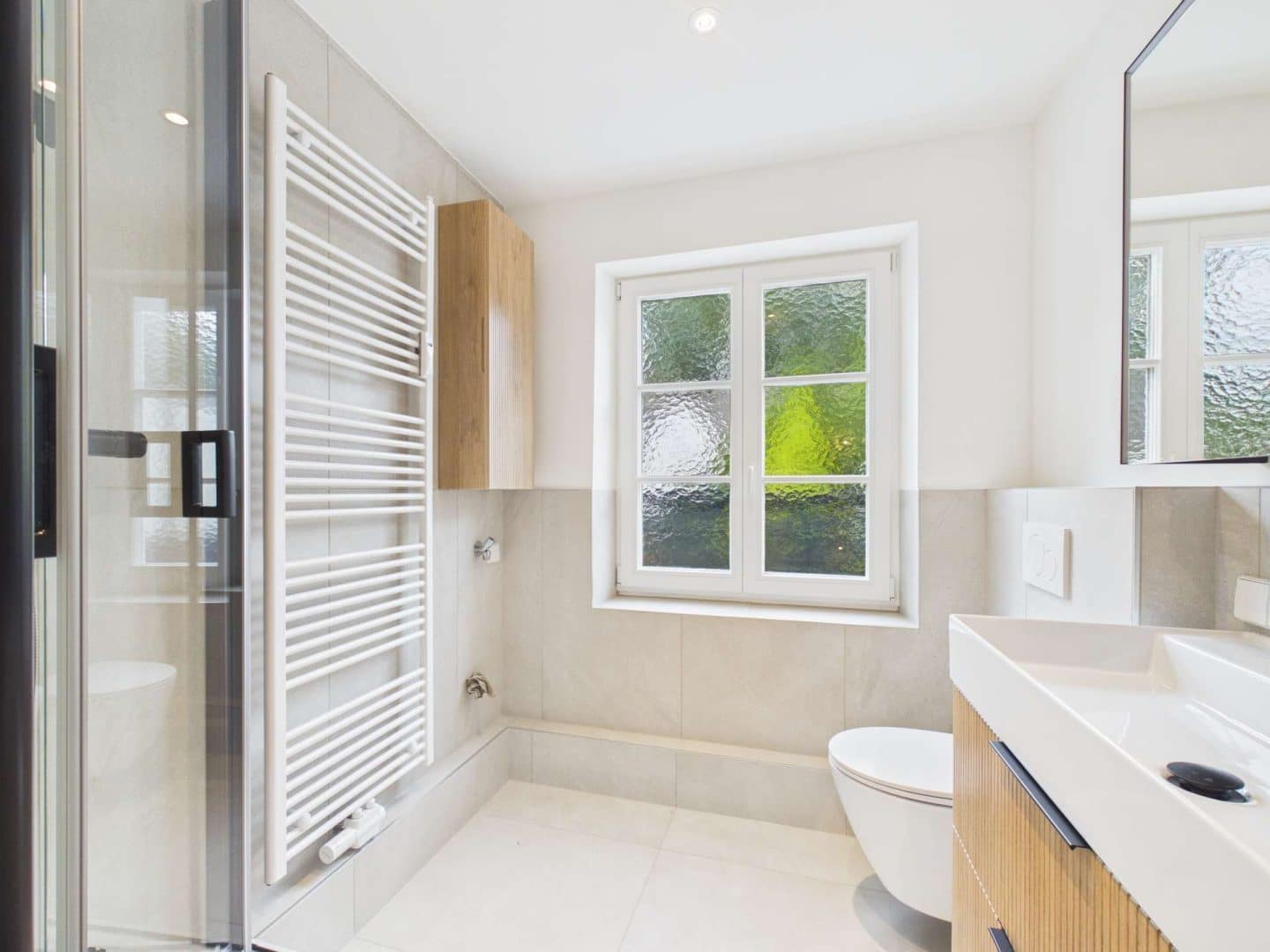 Modernisiertes Bad mit Fenster und Dusche