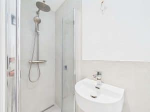 Zeitgemäße Ausstattung mit bodengleicher Dusche