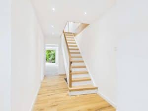 Einladender Eingangsbereich mit stilvoller Holztreppe