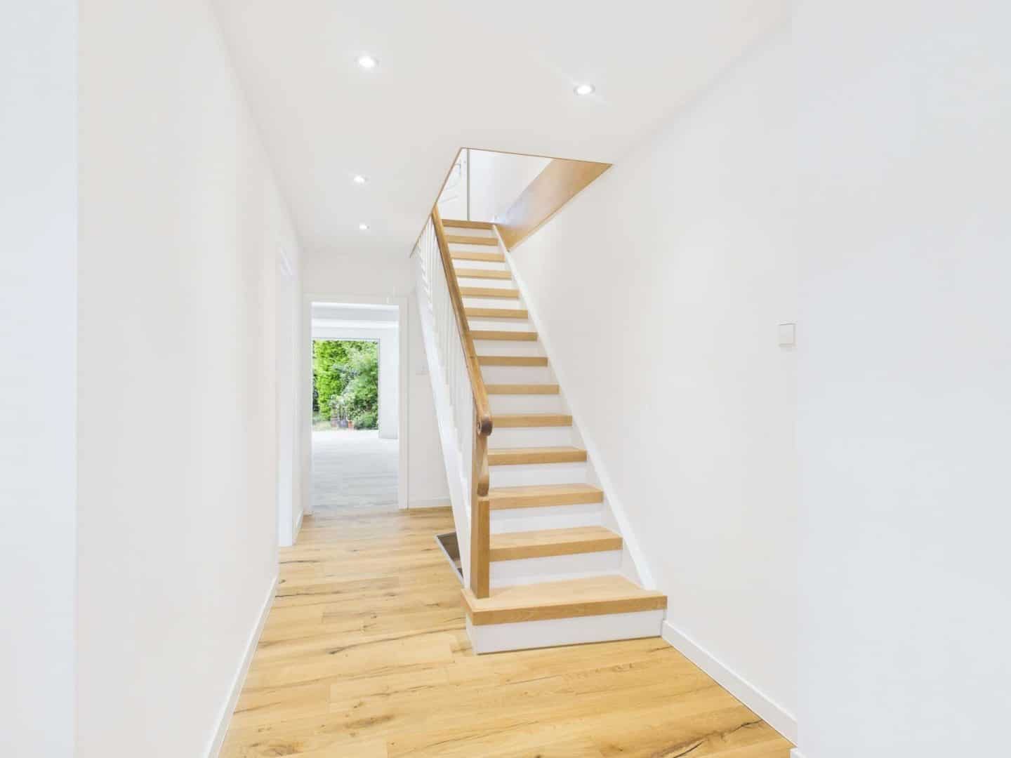 Einladender Eingangsbereich mit stilvoller Holztreppe