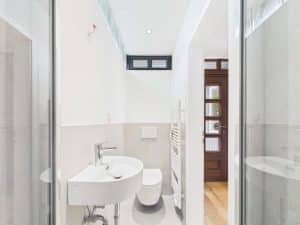 Modernes Duschbad mit WC im Erdgeschoss