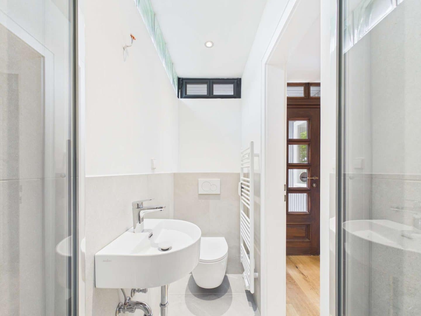 Modernes Duschbad mit WC im Erdgeschoss