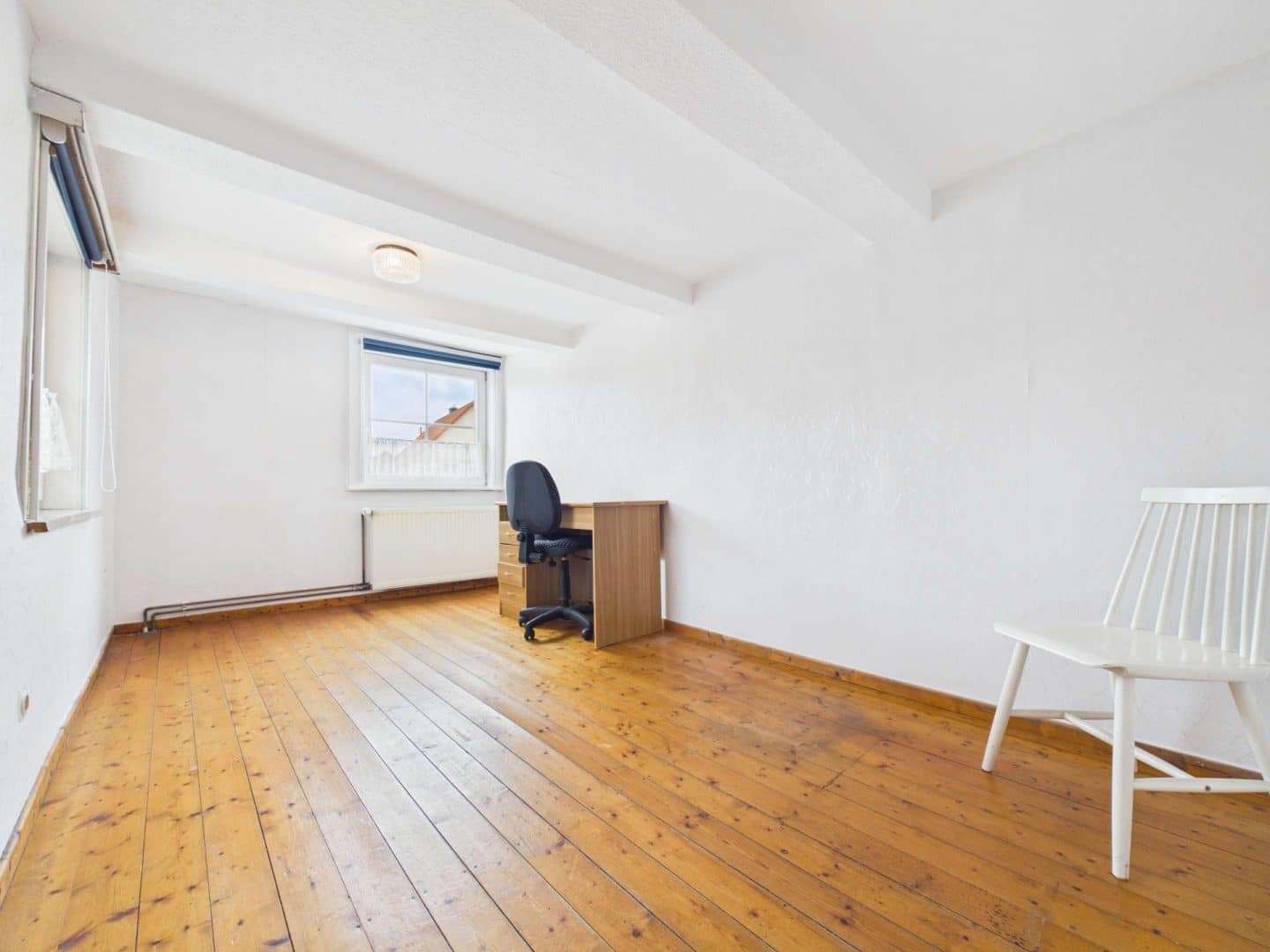 Zimmer 6/Büro OG