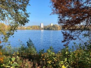 Blick über Teich zu der Wohnanlage