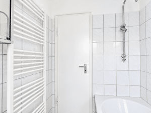 Modernes, helles Badezimmer mit weißen Fliesen