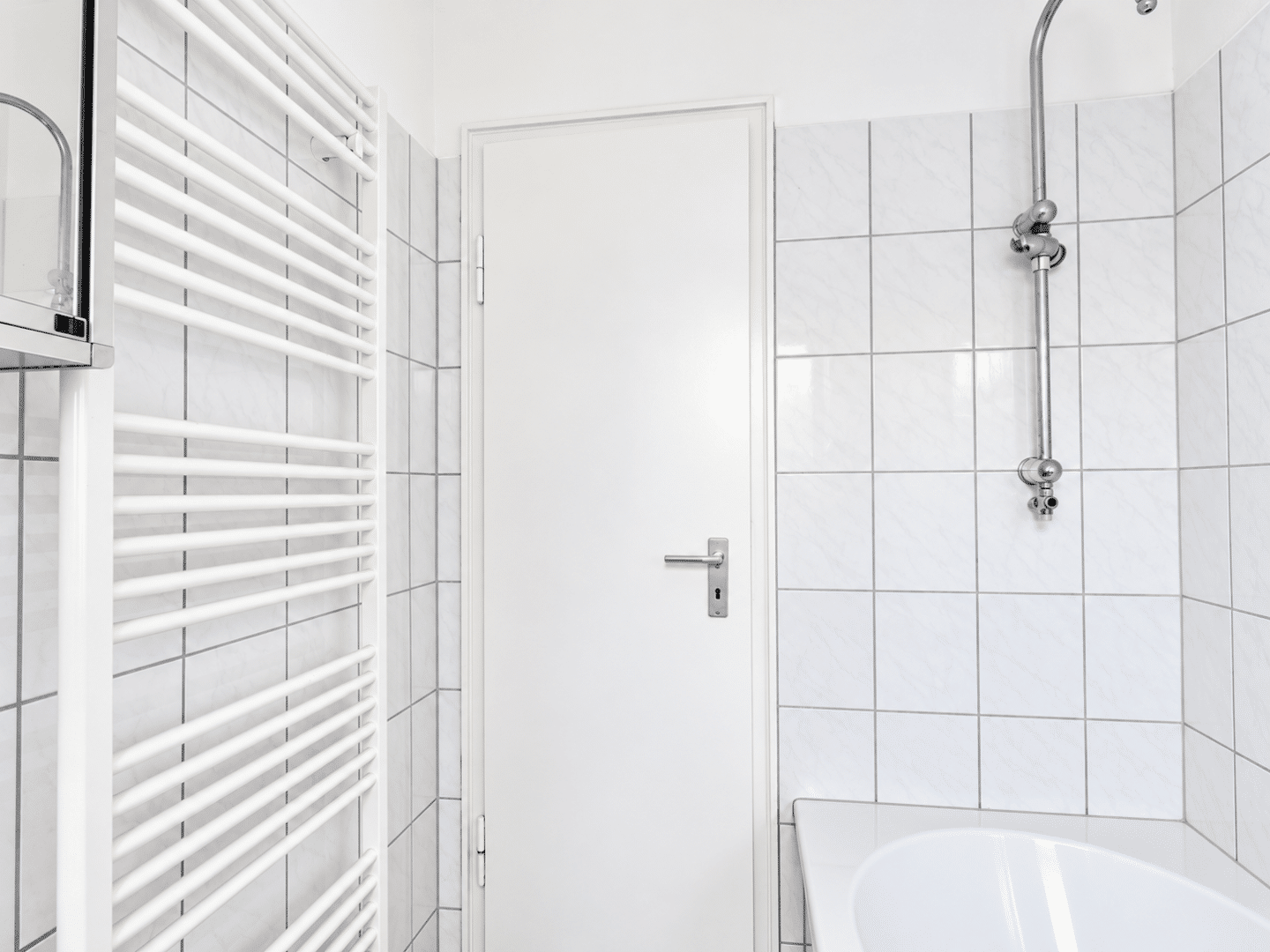 Modernes, helles Badezimmer mit weißen Fliesen
