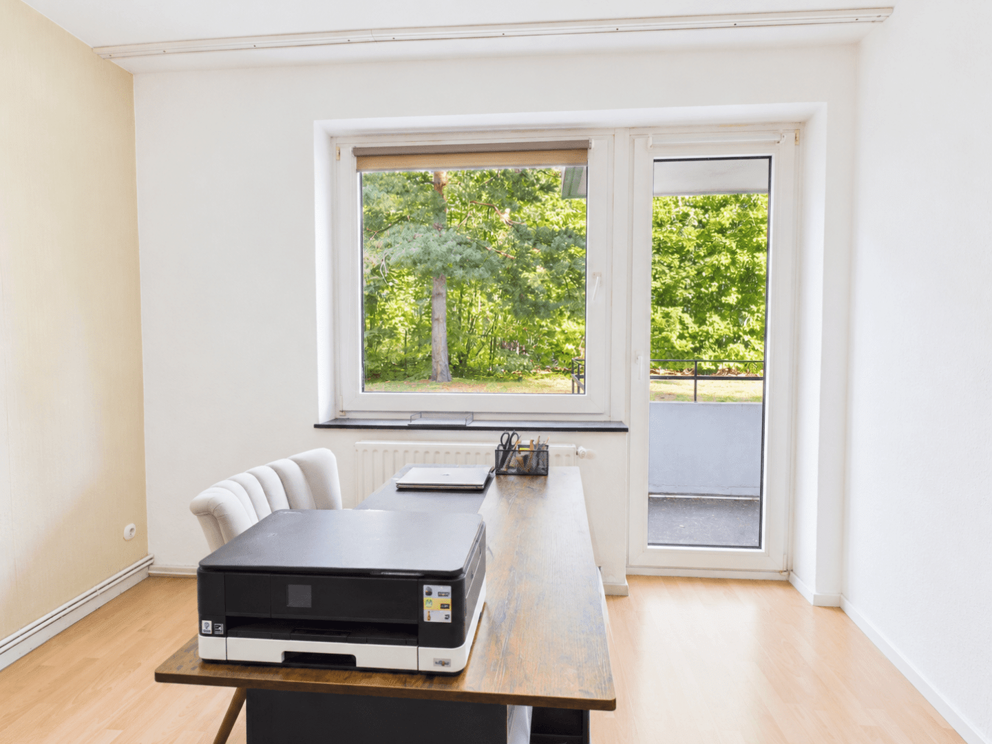 Helles Homeoffice mit Balkonblick
