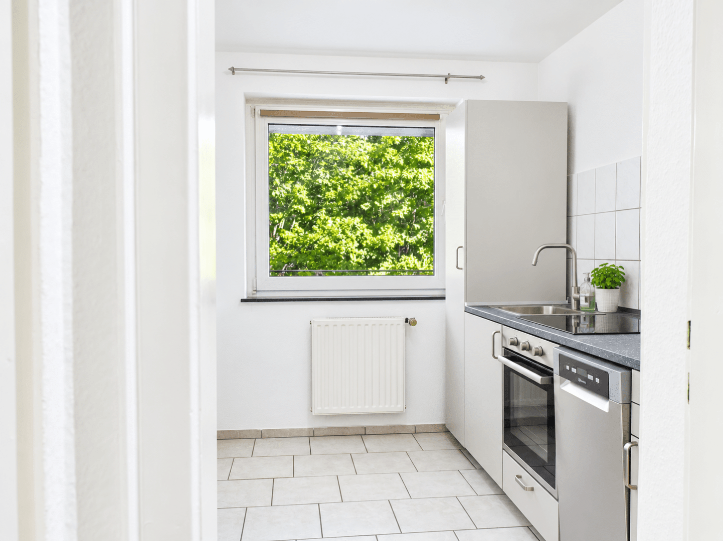 Helle Küche mit Grünblick