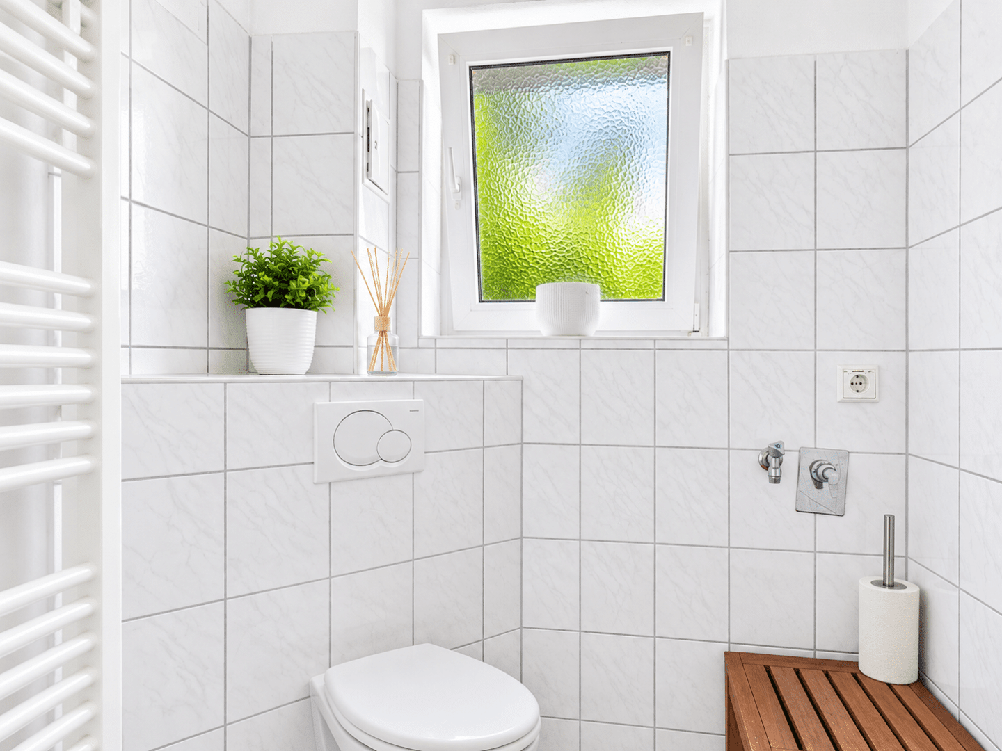 Helles modernes Bad mit geschlossenem WC